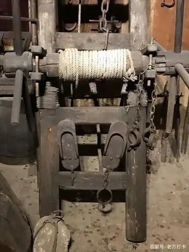 炉火 枷锁 前边的两个孔将双手放入,后边锁住头,与我国古代枷锁不同