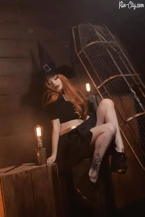 德国妹子万圣主题cos美图性感女巫让人顶不住啊