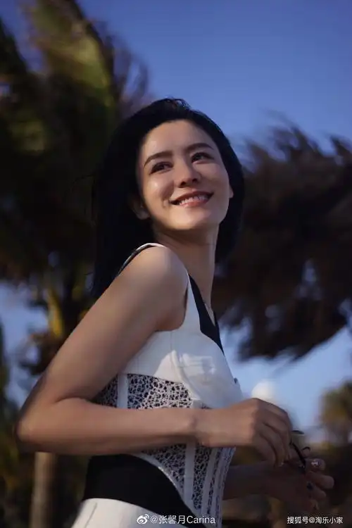 原创老公林峰在三亚拍剧,张馨月全程相陪,还和型男合照不怕老公吃醋?