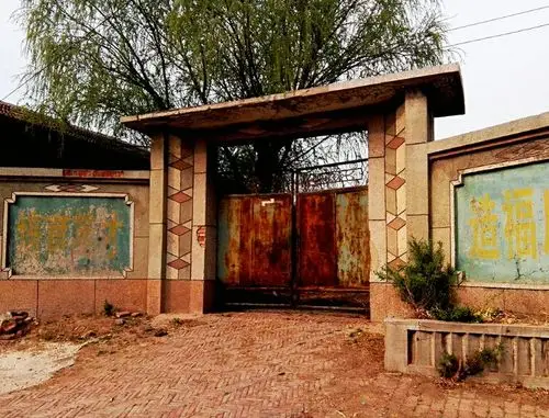 五十年前的母校——实验小学,大门是八十年代翻修的现也荒芜了.