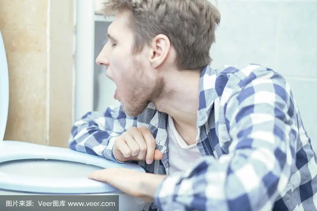 帅哥心情不好后,把头放在马桶和呕吐d