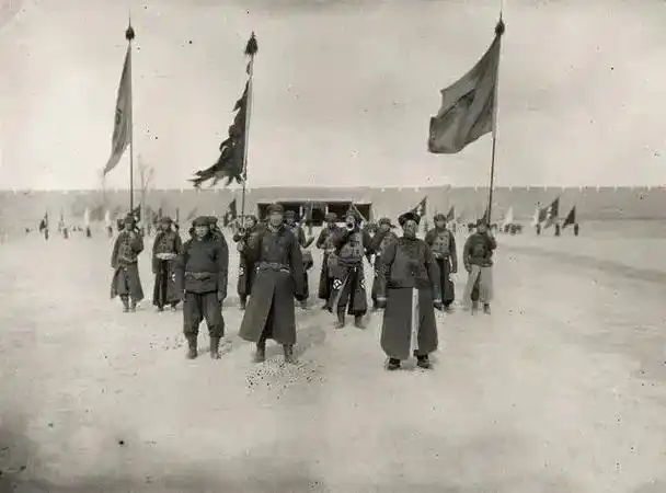 老照片.1907年,新疆吐鲁番,清朝边防部队训练时的真实照片 - 抖音