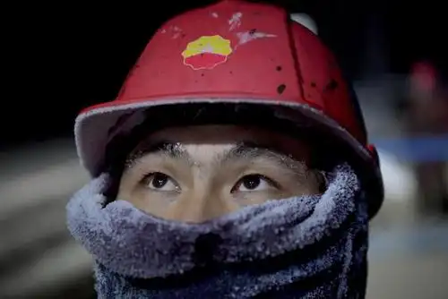 石油工人寒夜钻井忙