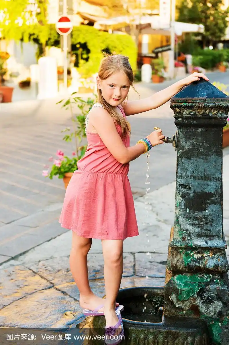 小女孩在意大利的暑假,照片摄于特罗培,卡拉布里亚.