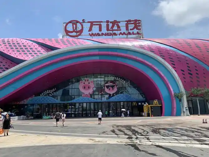 南宁万达乐园是以广西民族文化为主题的全天候室内乐园,坐落于五象