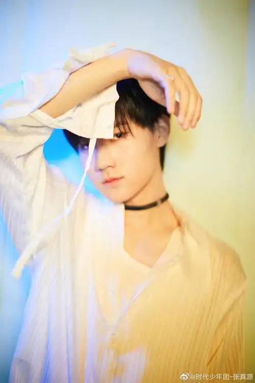 张真源微博更新了破风cover的花絮图,也太好看了!绝美的侧颜