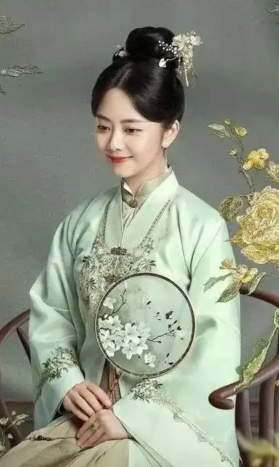 这几年,伴随着国潮文化的复兴,越来越多的古装电视剧开始注重对团扇这