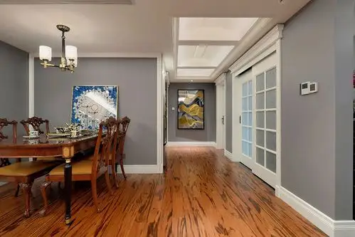 走廊原始梁体与假梁的呼应,中间斜顶的处理,反而提高了走廊空间