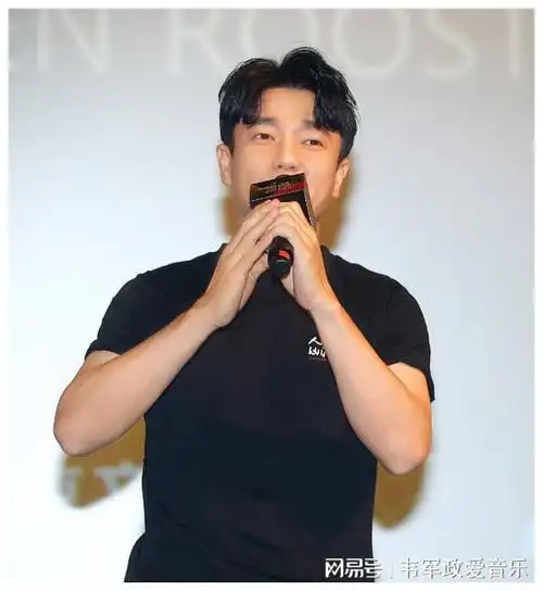 看到赵丽颖身边的肖央后,才明白筷子兄弟为何解散,刘德华说对了