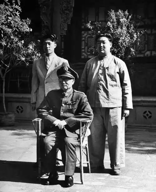 阎锡山与四子阎志敏,五子阎志惠1960年5月23日,阎锡山在台北台大医院