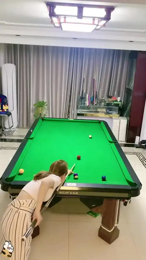 台球厅看到一位美女,没想到技术这么牛,这一杆真不简单!