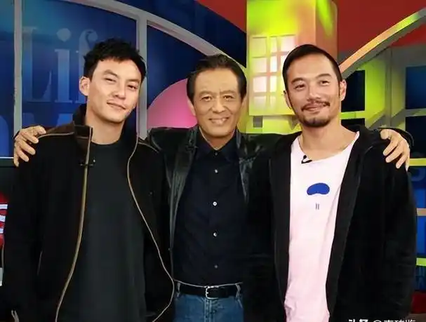 自从张震踏入娱乐圈,他选择了独立行走的道路,不再依赖父亲的庇护,以