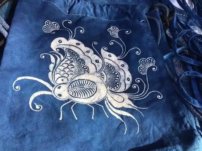 72蜡染图样展示不少小姐姐们被蜡染素雅的色调,优美的纹样迷得不