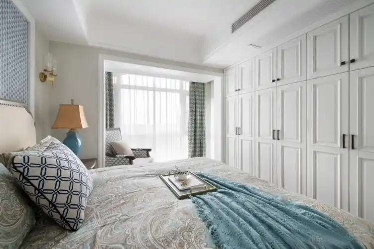 卧室里衣柜放置在床尾风水好不好主卧床旁边一排衣柜效果图