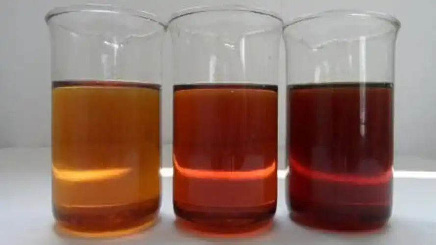 两桶油的汽油颜色是黄色的而有的私人加油站是白色的为什么