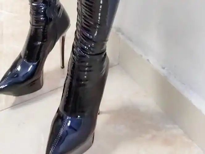 漆皮长靴,皮裙,小狗看见都害怕