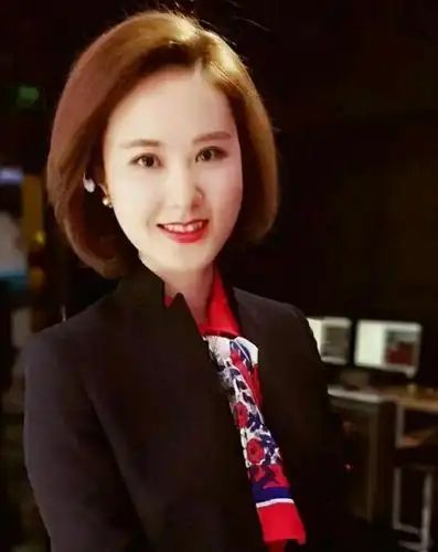 央视美女主播秦方,曾是高考状元,人美声甜气质好,39岁仍单身_腾讯新闻