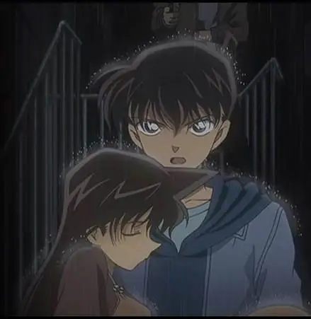 急需一张柯南和毛利兰拥抱的照片,背景:工藤新一与毛利兰拥抱.