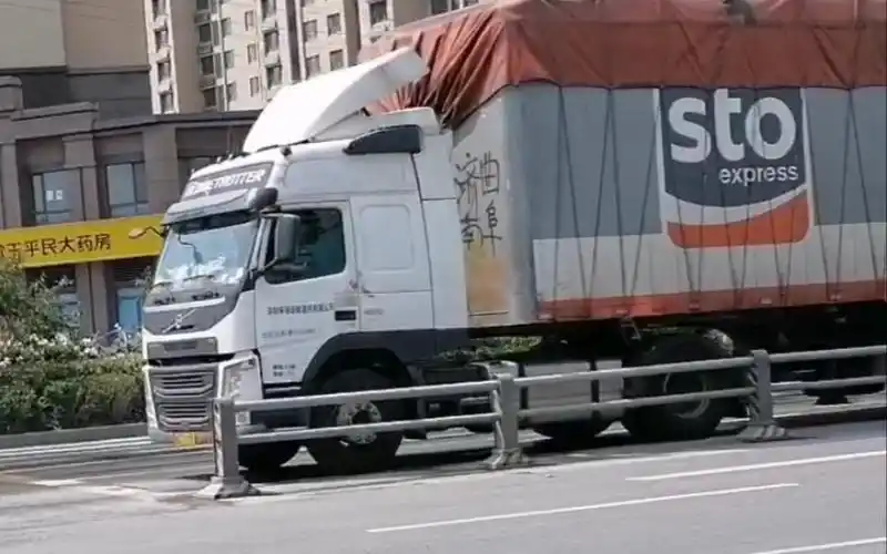 沃尔沃fm420快递运输车