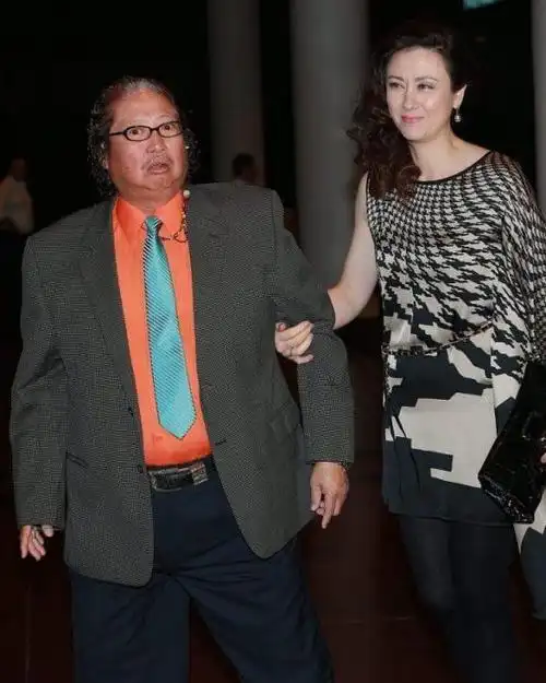 洪金宝混血老婆真迷人米金色长裙搭小坎肩贵妇范十足