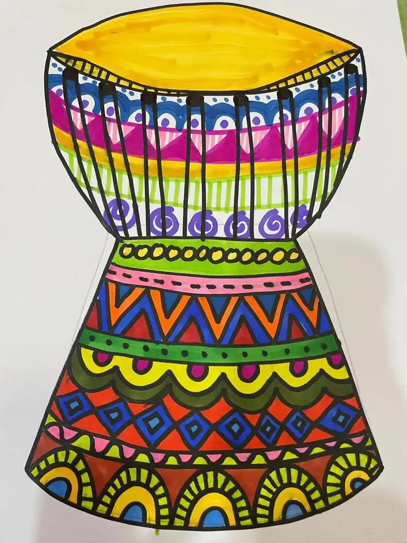 通过对非洲鼓的欣赏和了解,拓宽小朋友们的知识面,激发绘画创作的兴趣