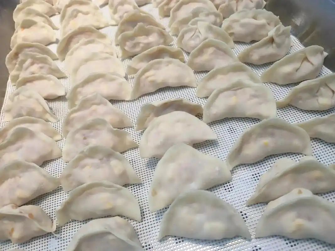 手工鲜肉玉米饺子 - 抖音