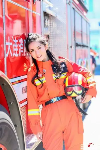 《我们来了》上演"烈火雄心" 刘嘉玲上台献吻(图)