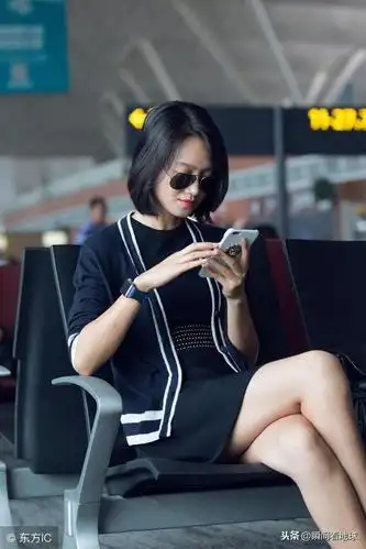 朱丹机场黑超遮面 青春靓丽 跷二郎腿不拘小节
