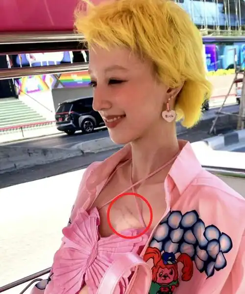 华晨宇女友放飞自我穿着暴露胸口伤痕明显染黄发太个性