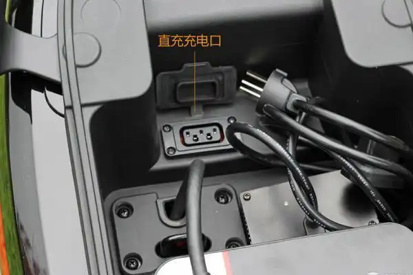 小牛电动车充电口在哪