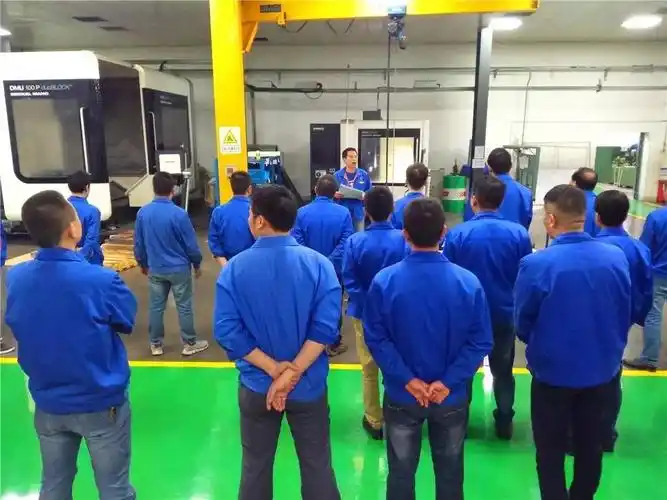 工具车间对员工进行天车安全使用培训