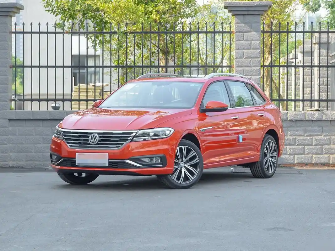 从图片上看这款大众朗逸两厢,全车外观总体感觉就是比较朴实,耐看,既