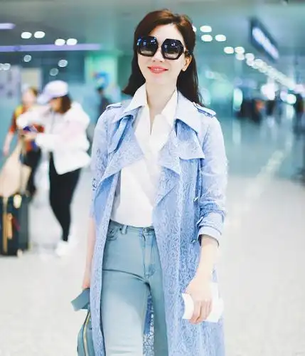 42岁陈数现身机场,蕾丝风衣配衬衫,最少减龄十岁!