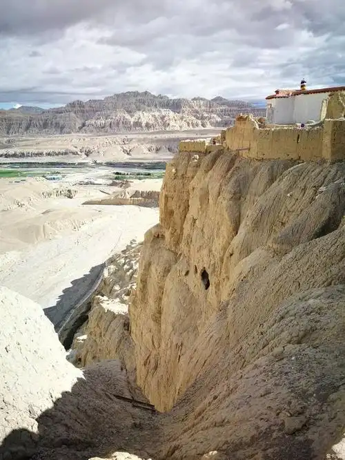 扎达土林去扎达县的路,一直在土林穿梭出扎达去狮泉河吉隆口岸,尼泊尔