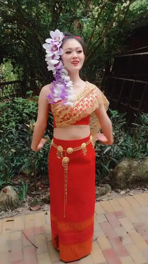 云南西双版纳勐巴拉娜西傣族小美女