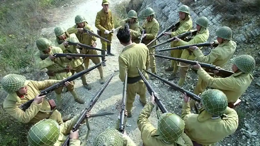 一群小鬼子抓捕受伤的八路军,没想到对方藏有手雷和他们同归于尽