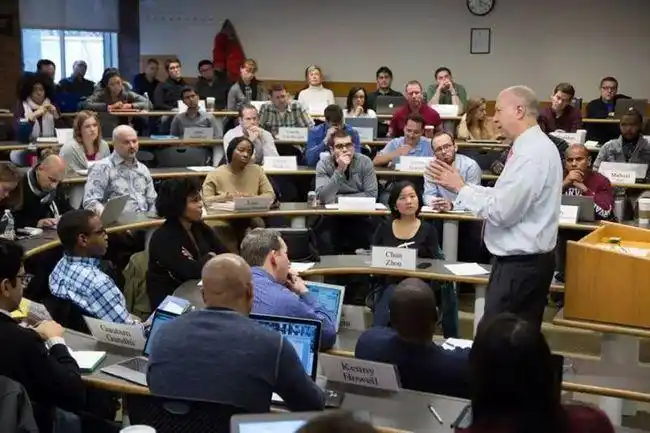 在哈佛大学戴维格根教授的课上(第一排右一)