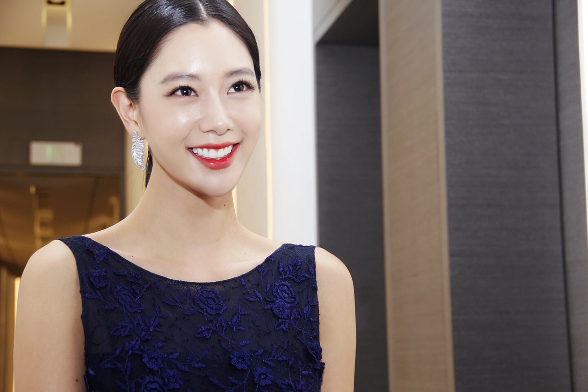 你还记得《情圣》里红裙飘飘的克拉拉吗?她身材真好!