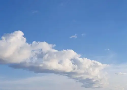 天空不再是很浅的蓝色,有一块形状怪异的云朵,不信你不心动