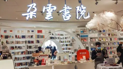 位于第52层海拔239米的"朵云书院"旗舰店---申城离天空最近的空中书店