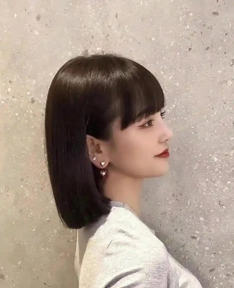 椭圆形脸最适合椭圆形脸. 搭配深棕色,更能凸显初恋般的清新感觉.