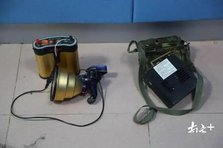 的林某彬抓获,现场查获了诱捕鸟标本,诱捕电子器及捕鸟脚套等捕猎工具