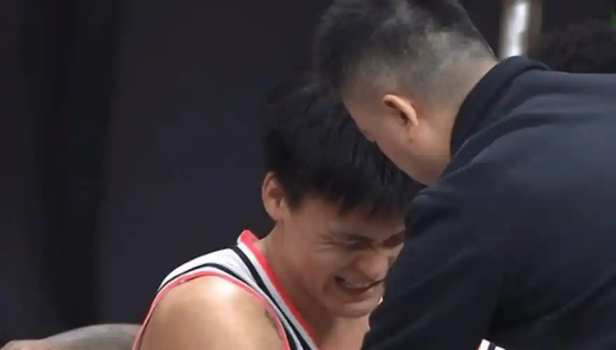 cba消息:赵睿技犯,杜润旺垫脚,谁注意到易建联场下的表情?