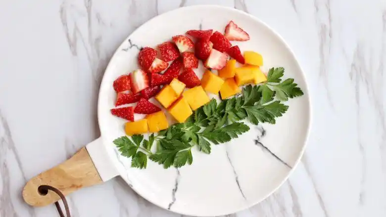 藜麦水果沙拉,如图摆放,芹菜只用叶子