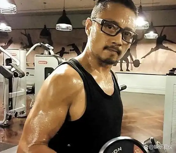 他在非工作时间也是一个非常自律的人,分享在健身房拍摄的照片,谁能