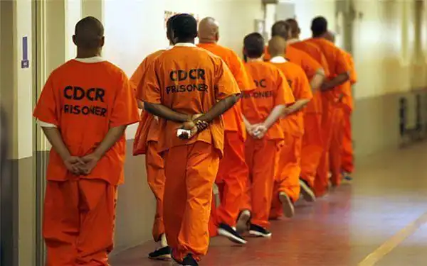 时尚新宠scum的橘色囚衣缘何成为一种文化符号