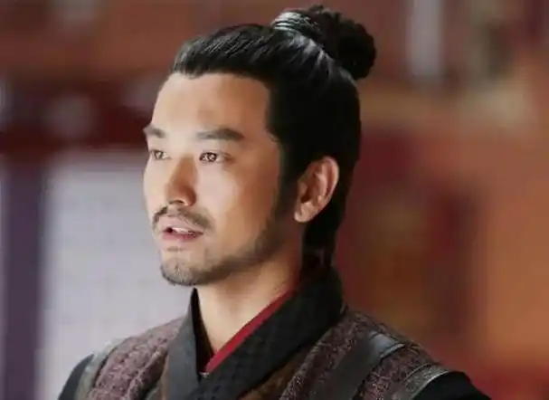 霍建华和黄轩是男主角的《女医明妃传》中,袁文康扮演的是为爱而死,赚