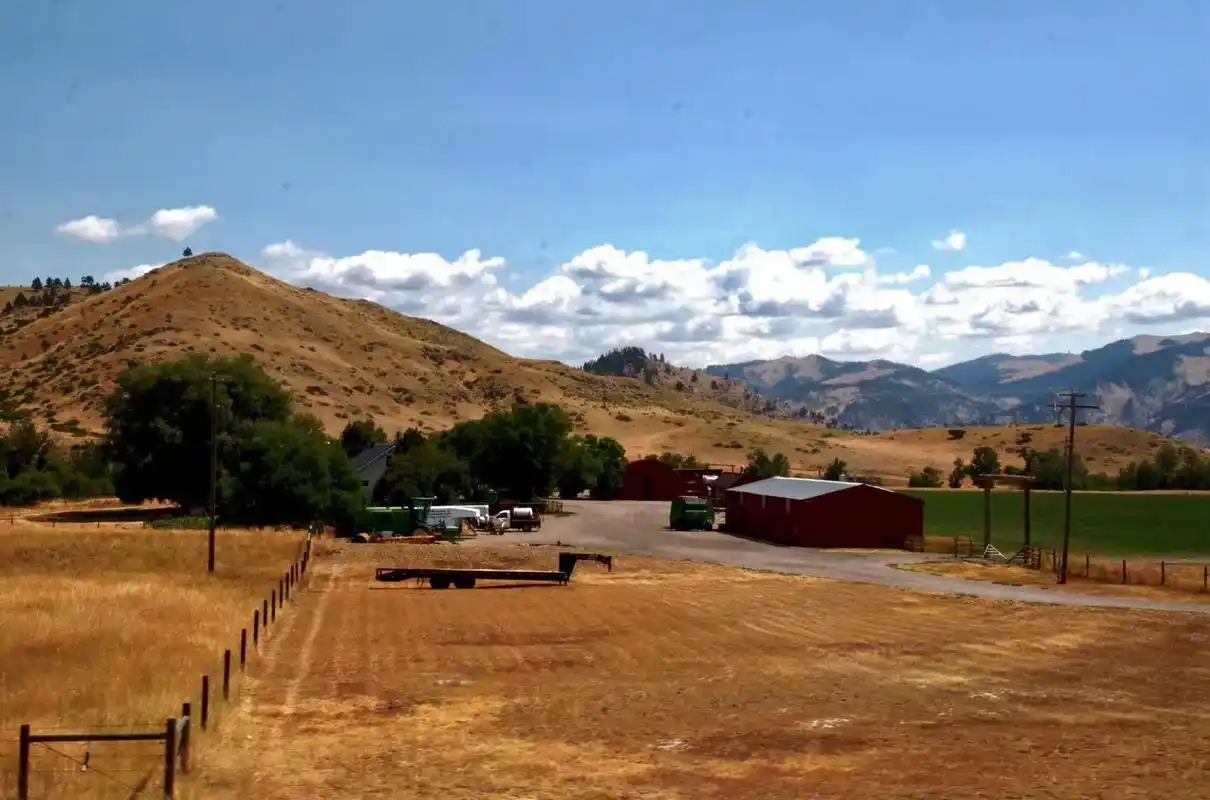 美国蒙大拿州田园风光及蒙大拿首府海伦娜:从黄石国家公园北门出 - 抖