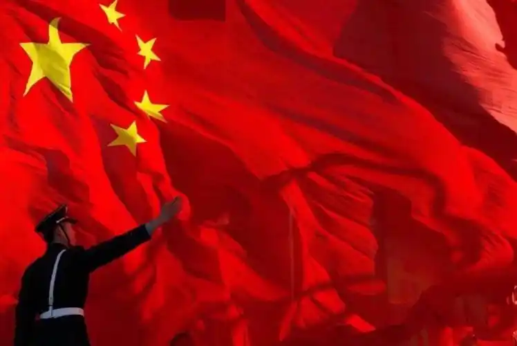 清晨,我把国旗与旭日一起升起, 听五星红旗在我耳旁亲切的嘱托, 我的