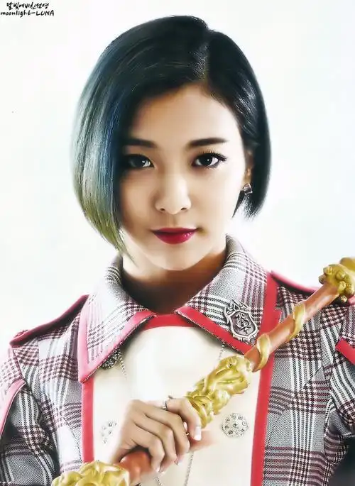 p>朴善怜(luna),1993年8月12日出生于韩国首尔.